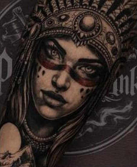 Tatuagem realista de mulher indígena