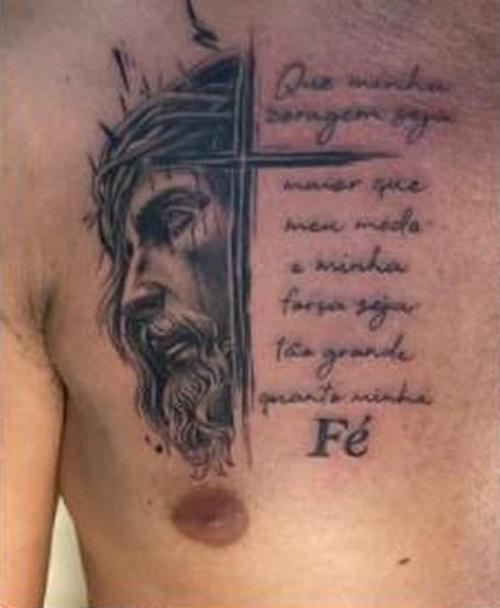 Tatuagem de Jesus com escrita no peito