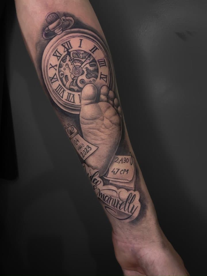 Tatuagem de relógio com pezinho de bebê, homenagem