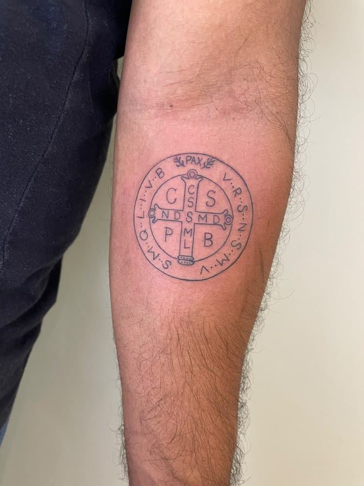 Tatuagem de medalha de São Bento em traço fino