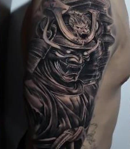 Tatuagem realista de samurai no braço
